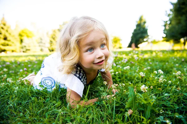Chica feliz acostada en la hierba — Foto de Stock
