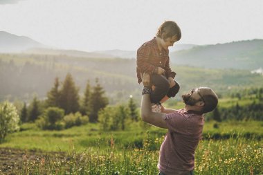 Oğlu ve babası dağda.