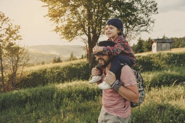 Oğlu ve babası dağda.