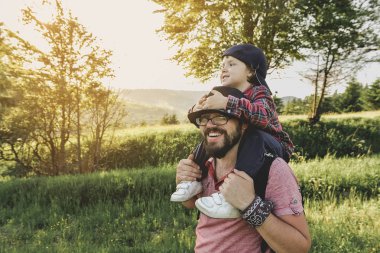 Oğlu ve babası dağda.