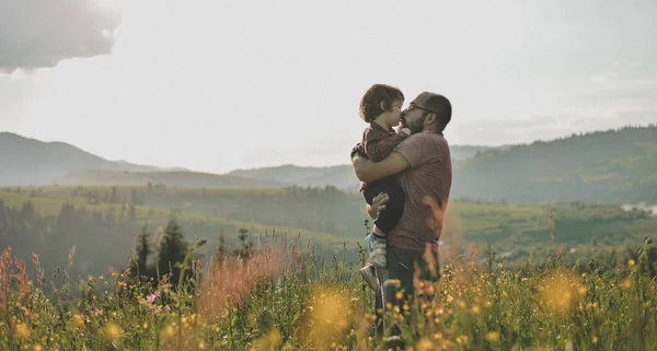 Oğlu ve babası dağda. — Stok fotoğraf