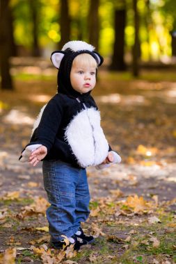 Şirin bebek çocuk kostüm kokarca sonbahar Park giyinmiş