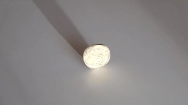 Altın cryptocurrency Btc madeni para üzerinde bir tablo döndürür. Sığ Dof atışta kapatın. Sikke bitcoin üzerinde güneş ışığı parlıyor.