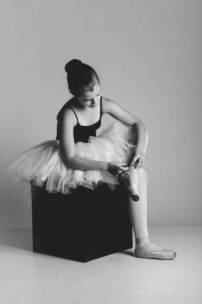 Bedårande ballerina binda upp hennes skor — Stockfoto