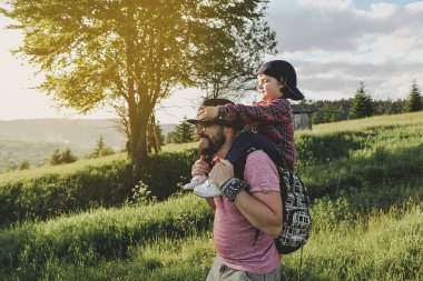 Oğlu ve babası dağda.