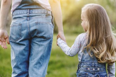 Kızının bir ele sahip açık havada bahar günü annesi