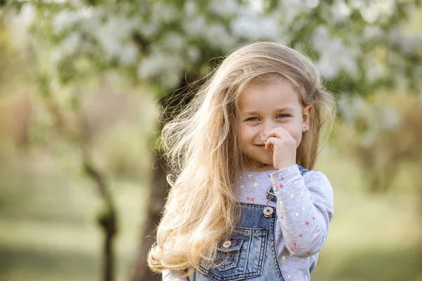 Nettes Kleines Mädchen Schnuppert Blühende Blumen Einem Frühlingspark Porträt Eines — Stockfoto