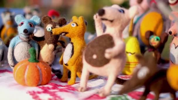 Bonitos brinquedos com lã na feira — Vídeo de Stock