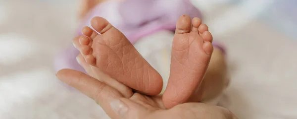 I piedi del neonato nelle mani del Papa — Foto Stock