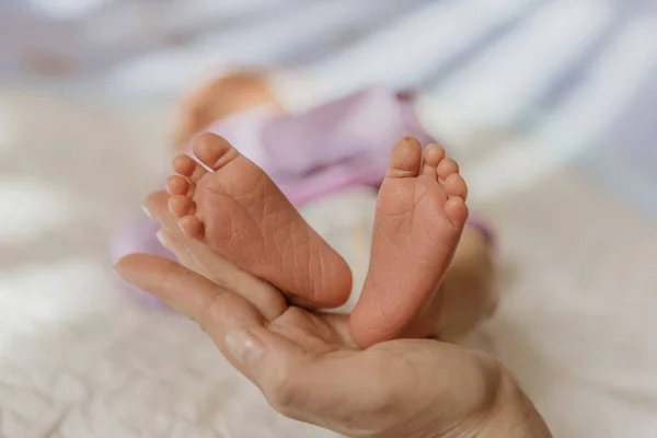 Os pés do recém-nascido nas mãos do Papa — Fotografia de Stock