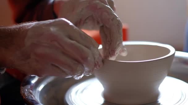 Close-up de uma mão Potters esculpe um jarro de barro em uma roda Potters — Vídeo de Stock