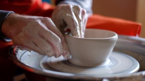 Close-up de uma mão Potters esculpe um jarro de barro em uma roda Potters — Vídeo de Stock