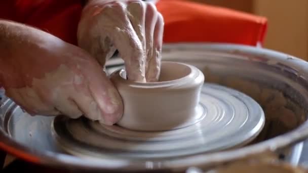 Close-up de uma mão Potters esculpe um jarro de barro em uma roda Potters — Vídeo de Stock