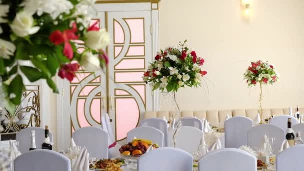 Sala da sposa decorata con flora. Apparecchiatura della tavola con fiori freschi. Sala banchetti — Video Stock