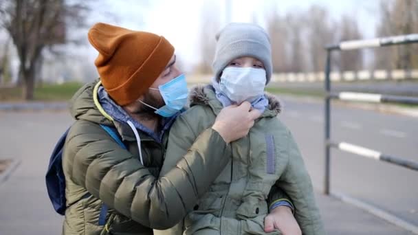 Padre con hijo en una máscara médica. Epidemia viral — Vídeos de Stock