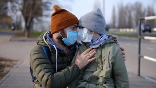 Vader met zoon met een medisch masker. Virusepidemie — Stockvideo