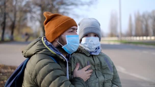Tıbbi maskeli bir baba ve oğlu. Virüs salgını — Stok video