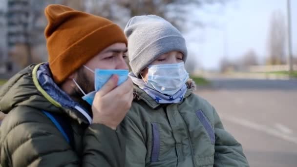 Padre con hijo en una máscara médica. Epidemia viral — Vídeo de stock