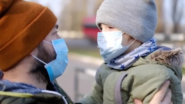 Padre con hijo en una máscara médica. Epidemia viral — Vídeo de stock