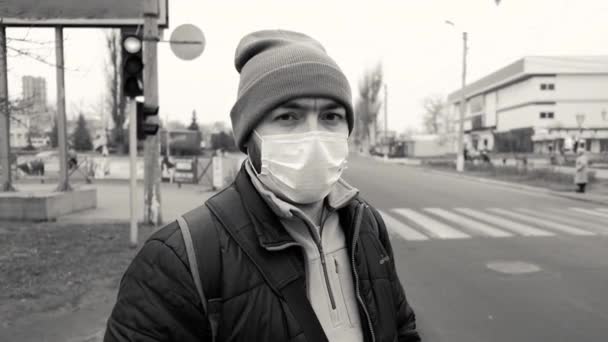 Ein Mann mit Maske auf der Straße. Schutz vor Virus und Grip — Stockvideo