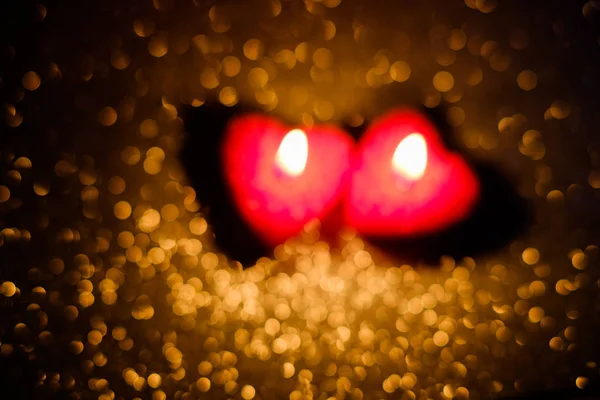 Día de San Valentín con marcos de velas encendidas sobre un fondo brillante. Desenfocar —  Fotos de Stock