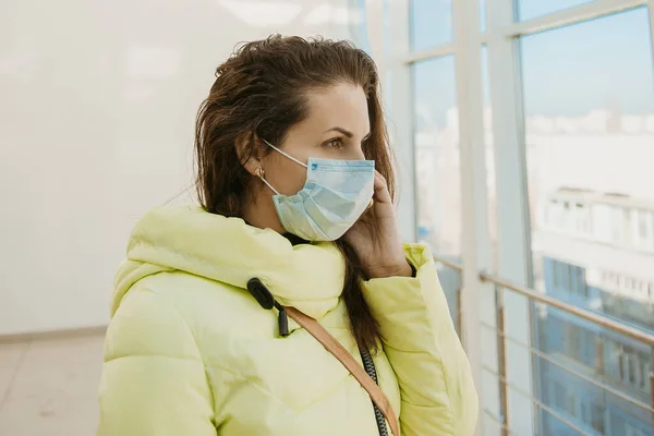 Hombre Encuentra Edificio Una Máscara Protectora Contra Virus Cuarentena Epidemia — Foto de Stock