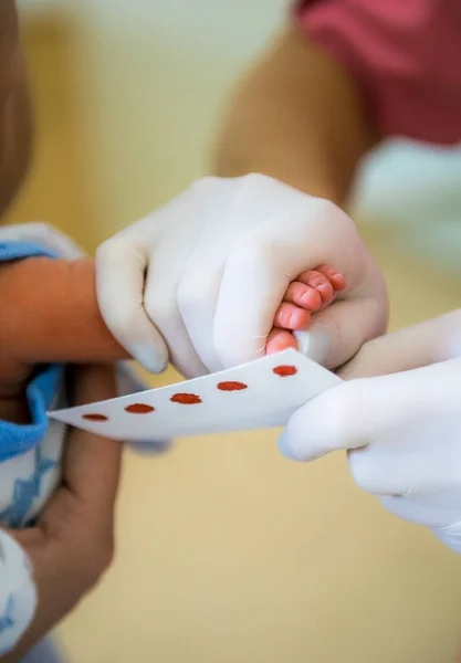 Doktor yenidoğanlarda kan testi yaptırır. Hastaneden çıkarıldı.