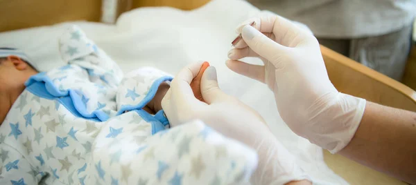 Doktor yenidoğanlarda kan testi yaptırır. Hastaneden çıkarıldı.
