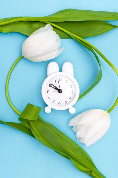 Reloj Despertador Blanco Delicados Tulipanes Blancos Sobre Fondo Azul Vista —  Fotos de Stock