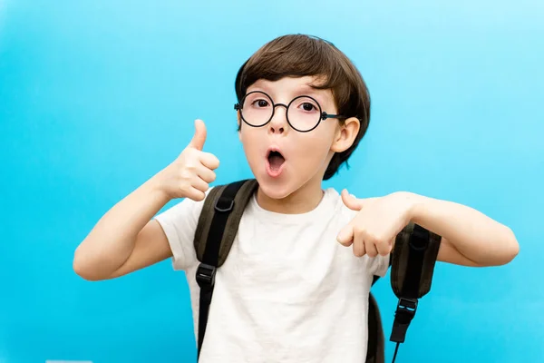 Zum Ersten Mal Die Schule Glücklich Lächelnder Junge Mit Erhobenem — Stockfoto