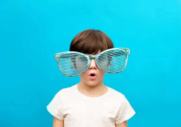 Fröhlicher Kleiner Junge Mit Großer Brille Und Überraschtem Gesicht Auf — Stockfoto