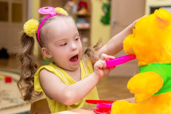 Chica Con Syndrom Jugando Doctor Con Juguete Oso Centro Rehabilitación — Foto de Stock