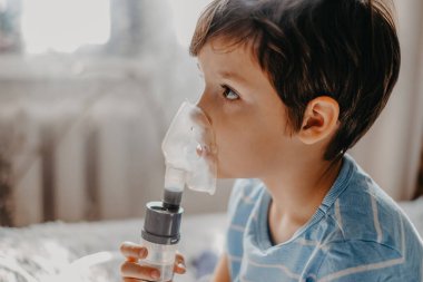 Hasta çocuk nebulizör soluyor.