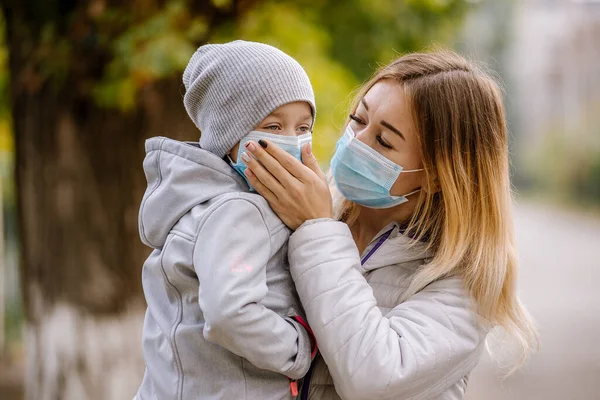 Fille Avec Enfant Tient Sur Route Dans Masque Médical Protection — Photo