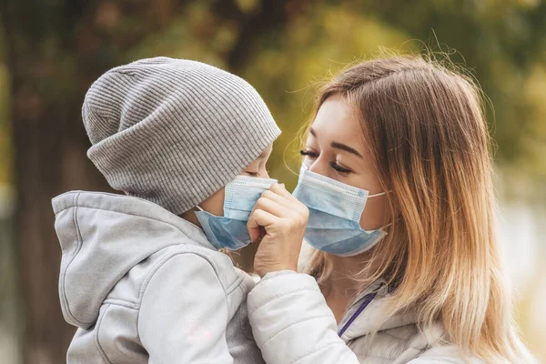 Menina Com Uma Criança Fica Estrada Uma Máscara Médica Protetora — Fotografia de Stock