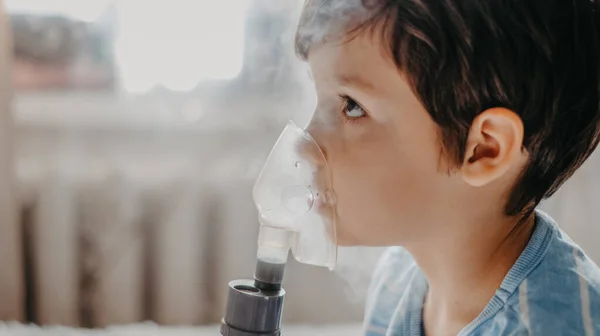 Criança Doente Respira Nebulizador — Fotografia de Stock