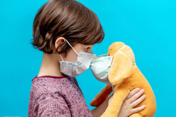 Enfant Malade Dans Masque Avec Jouet Épidémie Grippe — Photo