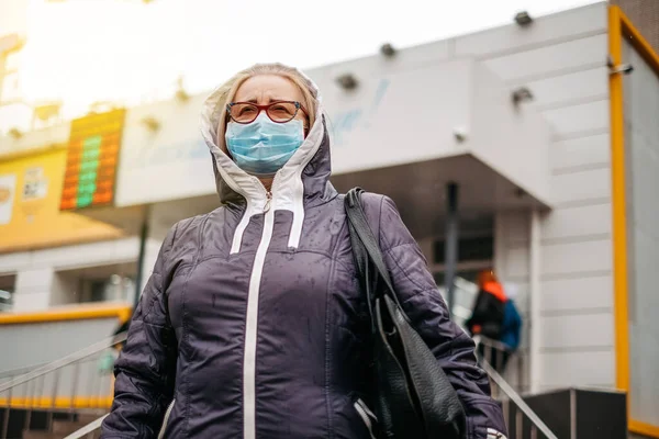 Mujer Con Máscara Protectora Guantes Protegiendo Supermercado Del Coronavirus Entrada — Foto de Stock