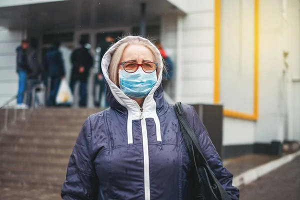 Mujer Con Máscara Protectora Guantes Protegiendo Supermercado Del Coronavirus Entrada — Foto de Stock