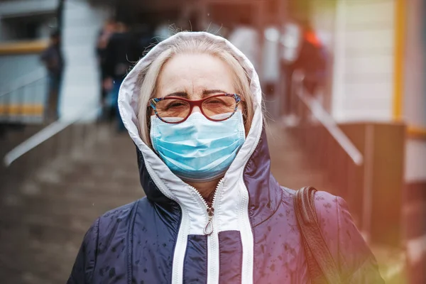 Mujer Con Máscara Protectora Guantes Protegiendo Supermercado Del Coronavirus Entrada — Foto de Stock