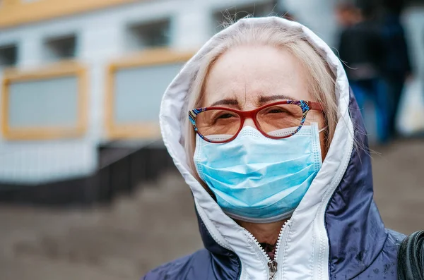 Mujer Con Máscara Protectora Guantes Protegiendo Supermercado Del Coronavirus Entrada — Foto de Stock