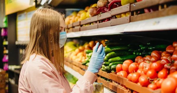 Молодая Девушка Медицинских Масках Делает Покупки Супермаркете Поисках Еды — стоковое фото