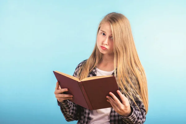 Menina Loira Jovem Lendo Livro Fundo Azul Com Rosto Incrível — Fotografia de Stock