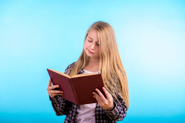 Menina Loira Jovem Lendo Livro Fundo Azul Com Rosto Incrível — Fotografia de Stock