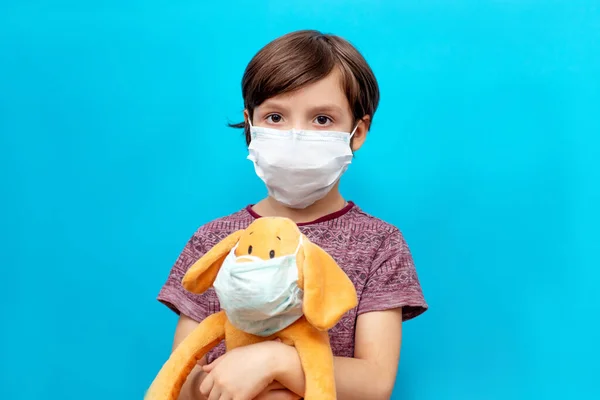 Enfant malade dans un masque avec un jouet. Épidémie de grippe — Photo