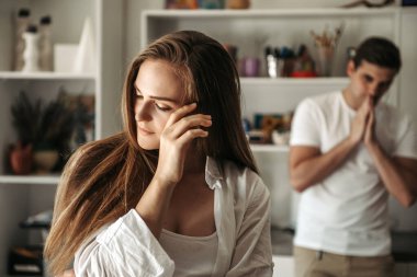Tartışma, aile içi şiddet ve boşanma riskinden sonra birbirini görmezden gelen üzgün çift.