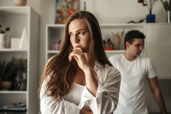 Coppia sconvolta che si ignorano dopo la discussione, violenza domestica, rischio di divorzio — Foto Stock