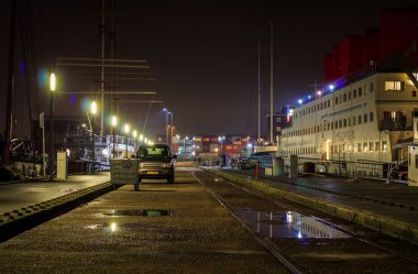 Karanlık gece Amsterdam Kuzey iskelede bir