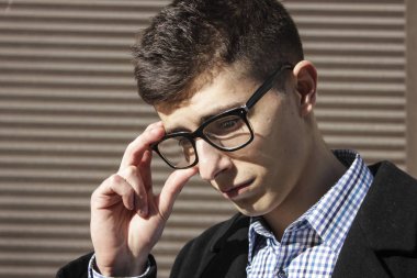 Adam yüzüne gözüne gözlük