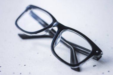 Beyaz arka plan üzerinde izole görüş gözlük